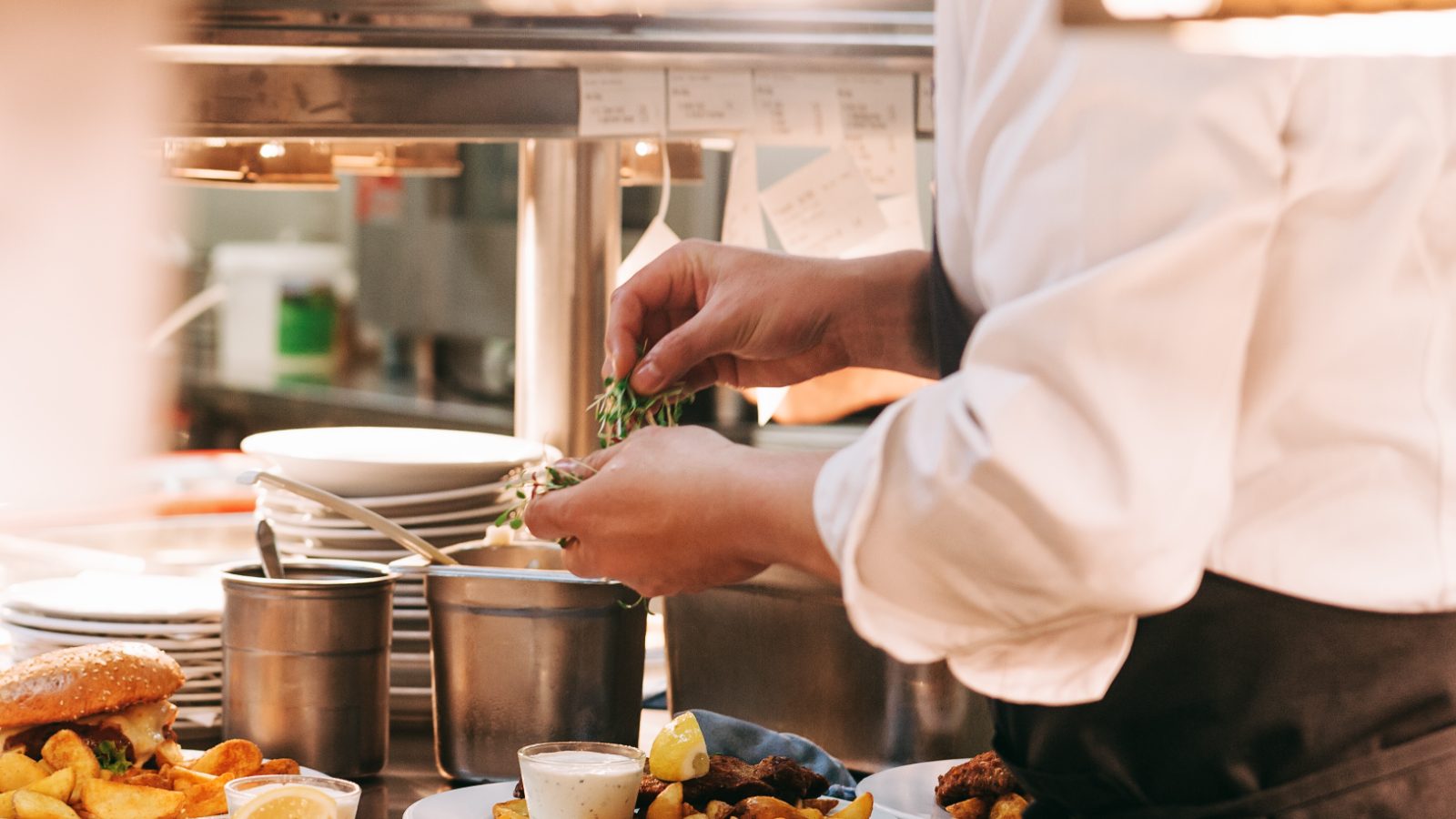 Koch richtet einen Teller in der Restaurantküche an