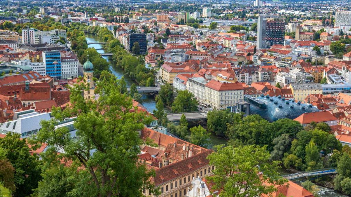 Blick über die Grazer Altstadt mit Mur und Kunsthaus