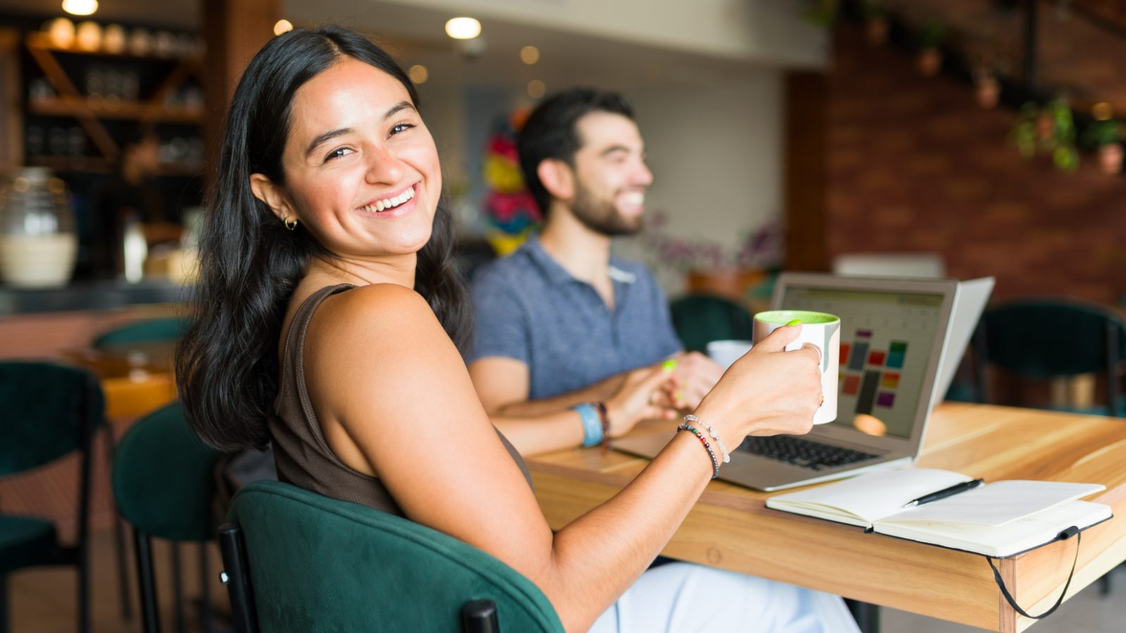 Zwei Freelancer arbeiten mit dem Laptop im Café