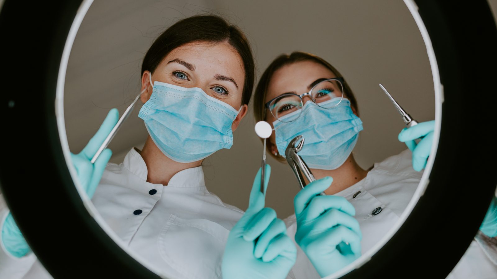 Zahnärztin und Assistentin bei der Behandlung, Blick aus Patientensicht
