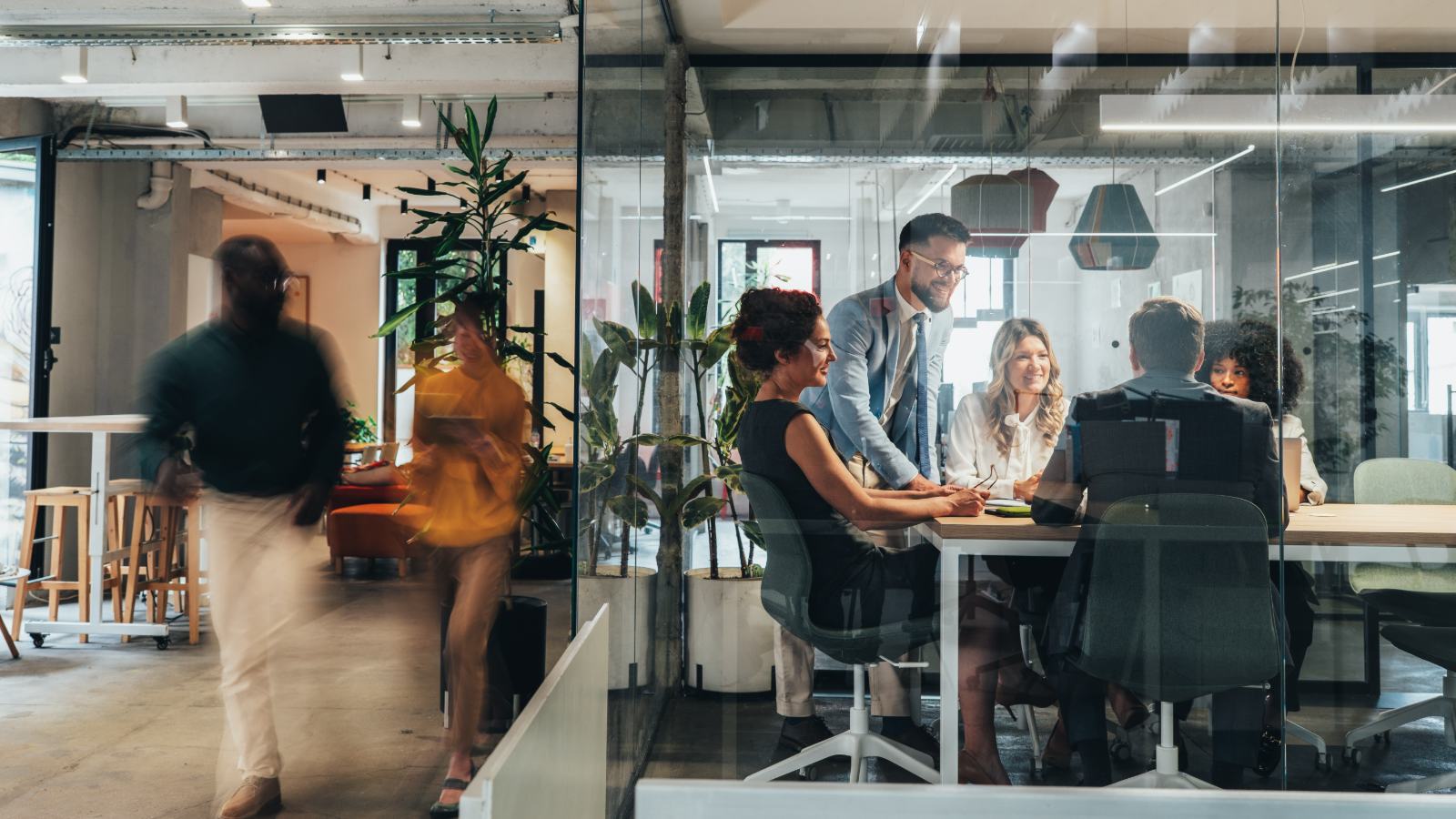 Team bei der Arbeit im Büro